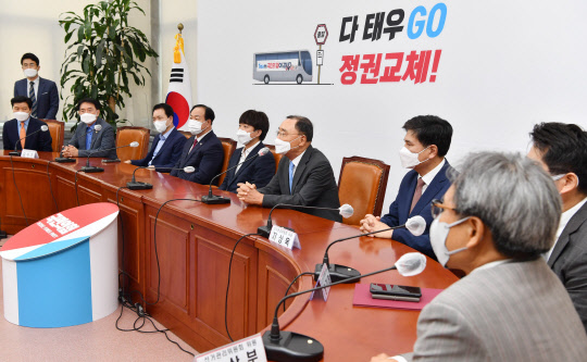 지난 8월26일 서울 여의도 국회에서 열린 국민의힘 대통령후보자 선거관리위원회 임명장 수여식 및 제1차 회의에서 선관위원장으로 임명된 정홍원(오른쪽 네번째) 전 국무총리가 발언하고 있다.연합뉴스